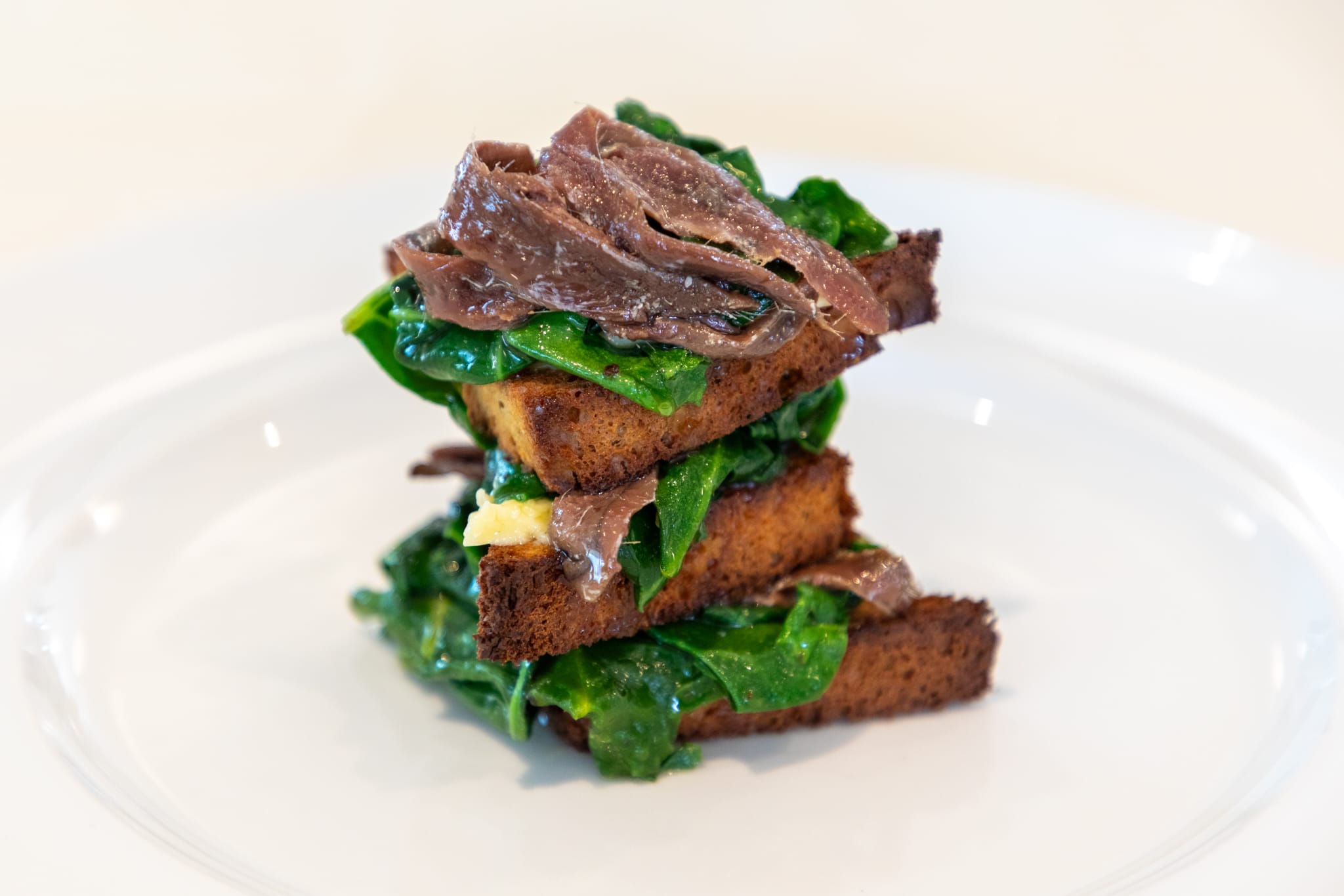 Acciughe del Cantabrico, bietola saltata, pan brioche e burro della Normandia